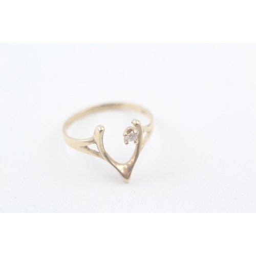 147 - 9ct gold cubic zirconia wishbone dress ring (1.4g) Size  N