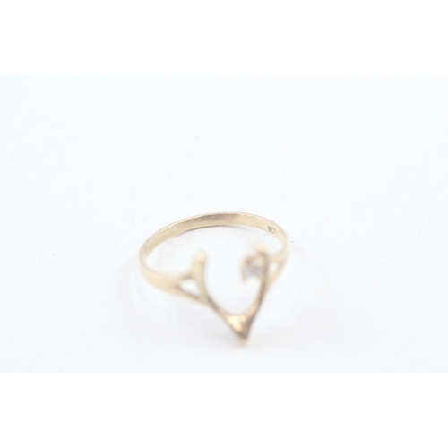 147 - 9ct gold cubic zirconia wishbone dress ring (1.4g) Size  N