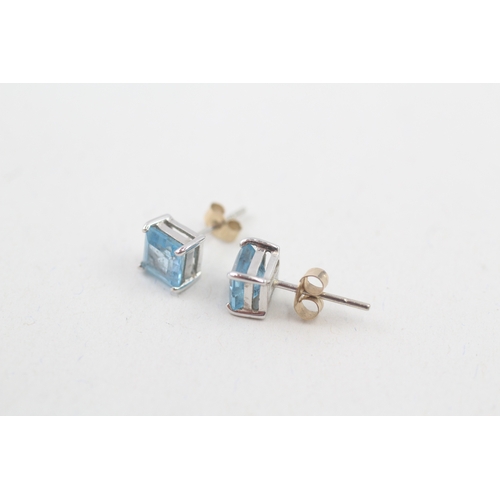 154 - 9ct gold square cut blue topaz stud earrings (1g)