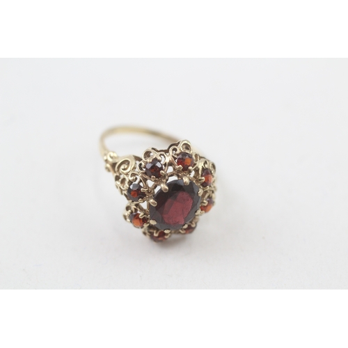 162 - 9ct gold vintage garnet cluster dress ring (3g) Size  N 1/2