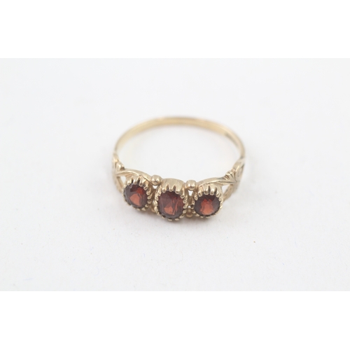 168 - 9ct gold vintage garnet trilogy dress ring (2.1g) Size  Q