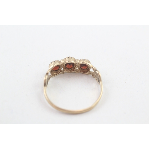 168 - 9ct gold vintage garnet trilogy dress ring (2.1g) Size  Q