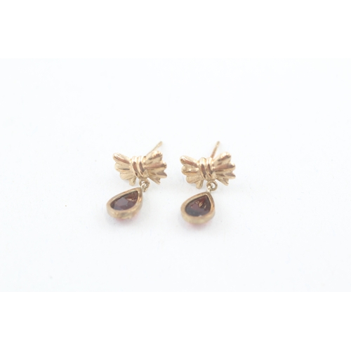 169 - 9ct gold garnet bow drop stud earrings (0.8g)