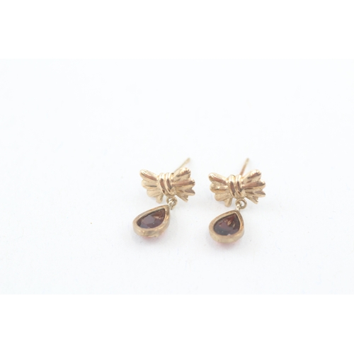 169 - 9ct gold garnet bow drop stud earrings (0.8g)