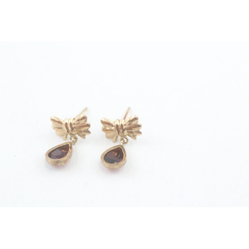 169 - 9ct gold garnet bow drop stud earrings (0.8g)