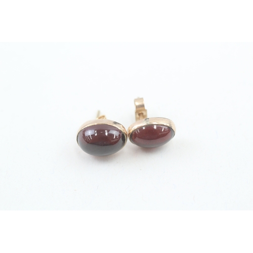 170 - 9ct gold garnet cabochon stud earrings (2.6g)