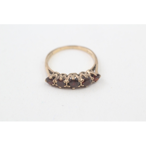 175 - 9ct gold vintage garnet five stone dress ring (2.4g) Size  N