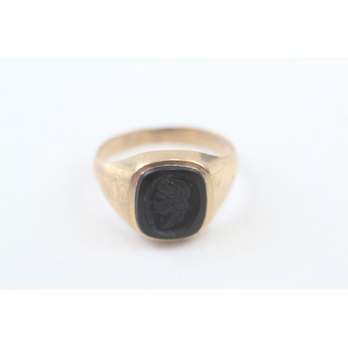 176 - 9ct gold vintage onyx intaglio signet ring (3g) Size  V