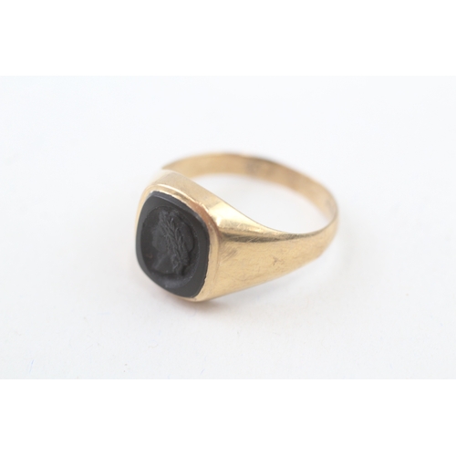 176 - 9ct gold vintage onyx intaglio signet ring (3g) Size  V