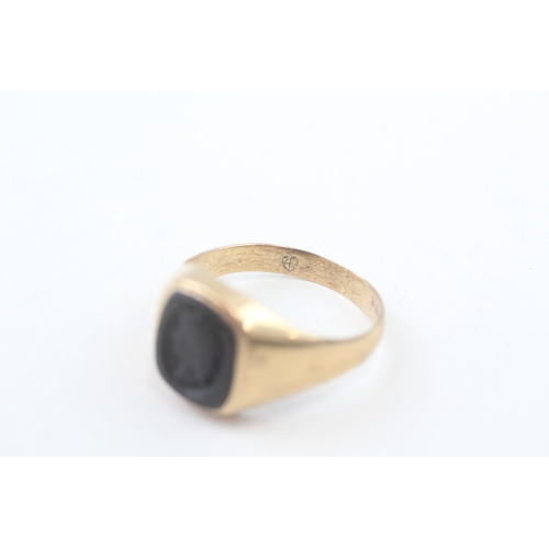 176 - 9ct gold vintage onyx intaglio signet ring (3g) Size  V