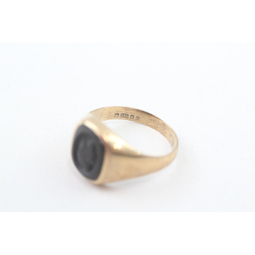 176 - 9ct gold vintage onyx intaglio signet ring (3g) Size  V