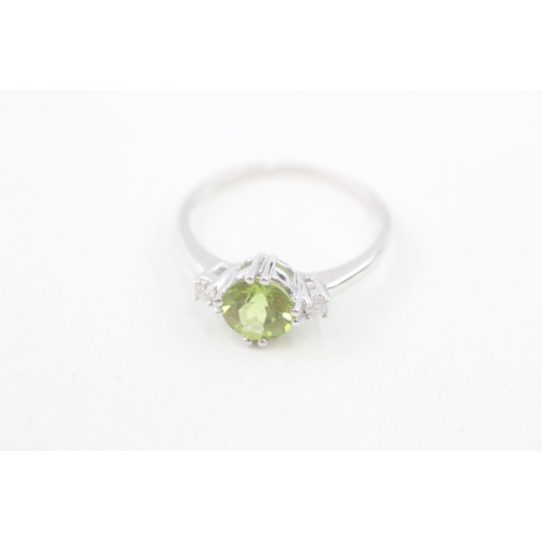 179 - 9ct white gold peridot and diamond trilogy dress ring (2.3g) Size  S