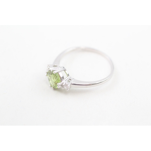 179 - 9ct white gold peridot and diamond trilogy dress ring (2.3g) Size  S