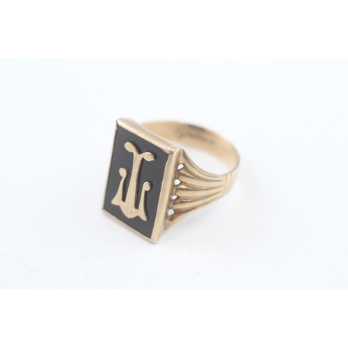 213 - 9ct gold antique onyx monogram signet ring (4.7g) Size  S