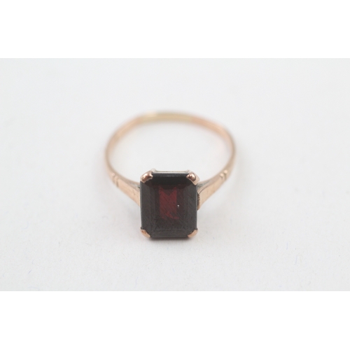 23 - 9ct gold vintage emerald cut garnet dress ring (2.9g) - AS SEEN - MISHAPEN Size  R