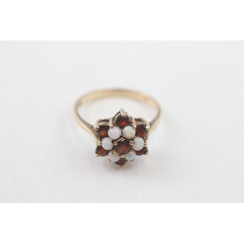 25 - 9ct gold vintage garnet & opal dress ring (2.7g) Size  O