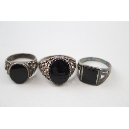 281 - Three silver Onyx rings including intaglio