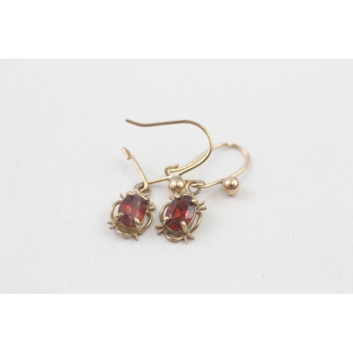 37 - 9ct gold garnet drop earrings (1.1g)