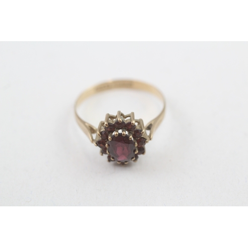 40 - 9ct gold vintage garnet halo dress ring (2g) Size  P