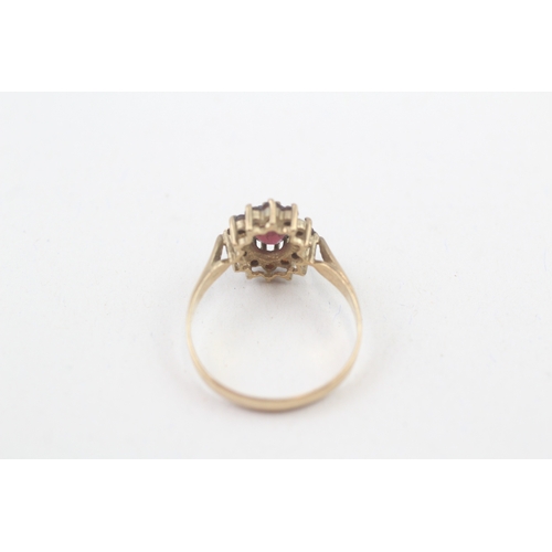 40 - 9ct gold vintage garnet halo dress ring (2g) Size  P