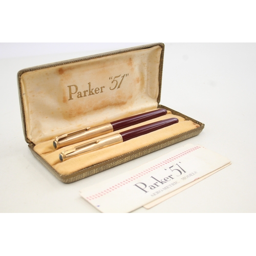 443 - 2 x Vintage PARKER 51 Burgundy Fountain Pens w/ 14ct Gold Nibs WRITING