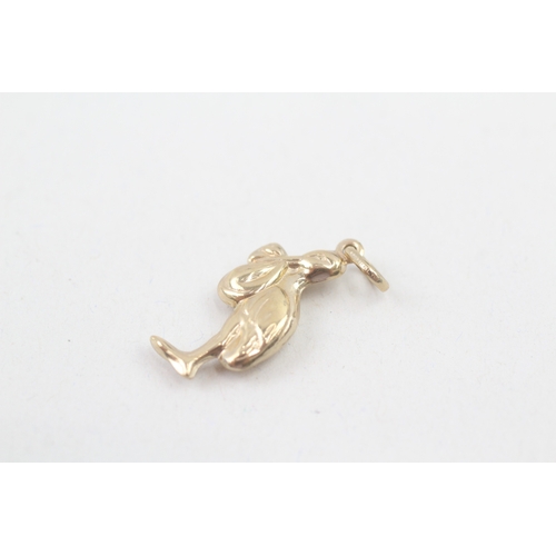 49 - 9ct gold crane with baby pendant (1g)