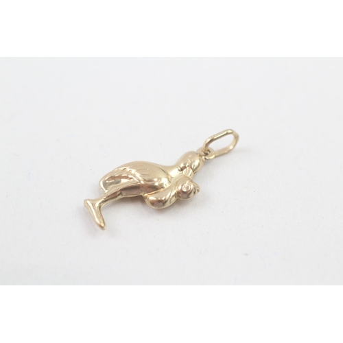 49 - 9ct gold crane with baby pendant (1g)