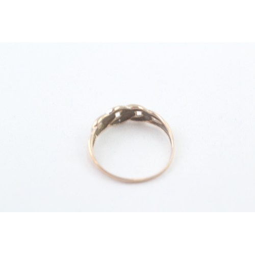 56 - 9ct gold diamond link design dress ring (1.2g) Size  P