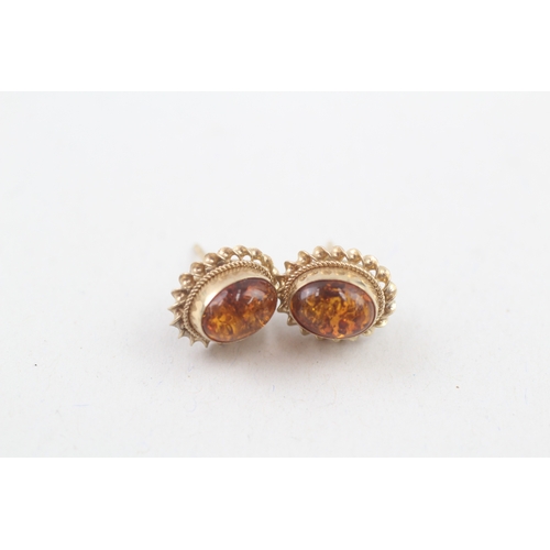 63 - 9ct gold vintage amber cabochon stud earrings (1.5g)