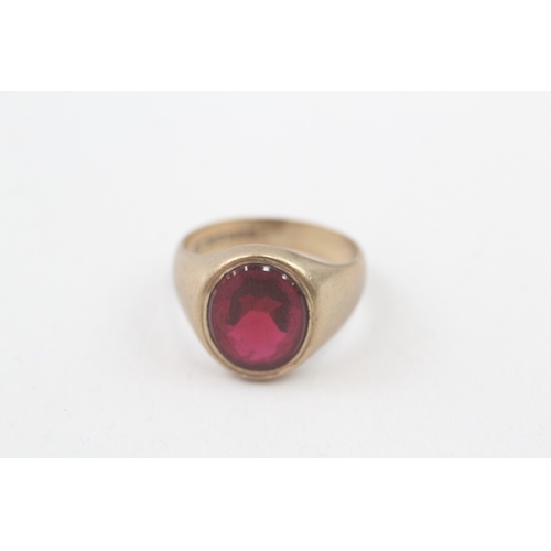 67 - 9ct gold vintage red gemstone signet ring (6g) Size  M