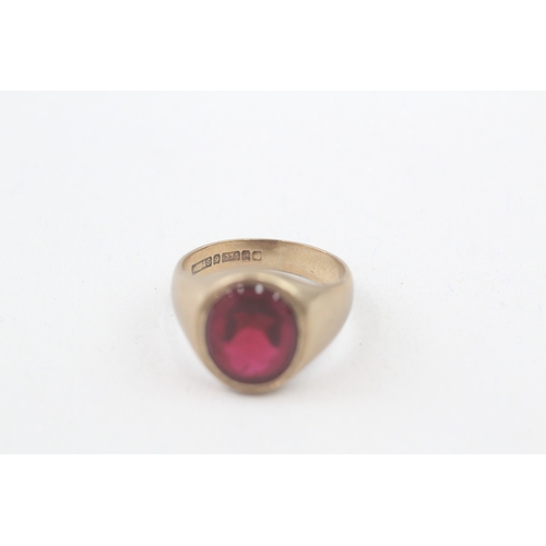 67 - 9ct gold vintage red gemstone signet ring (6g) Size  M