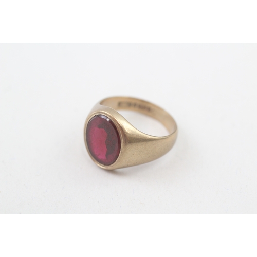 67 - 9ct gold vintage red gemstone signet ring (6g) Size  M