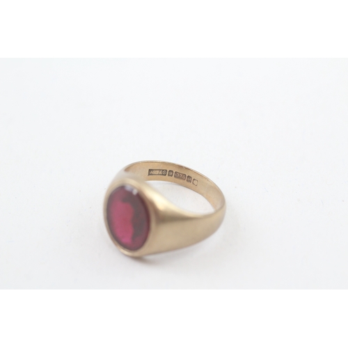 67 - 9ct gold vintage red gemstone signet ring (6g) Size  M