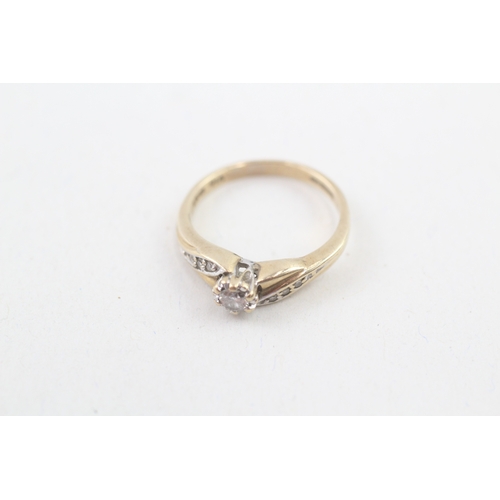 7 - 9ct gold vintage diamond solitaire and shoulder set dress ring (2.1g) Size  J