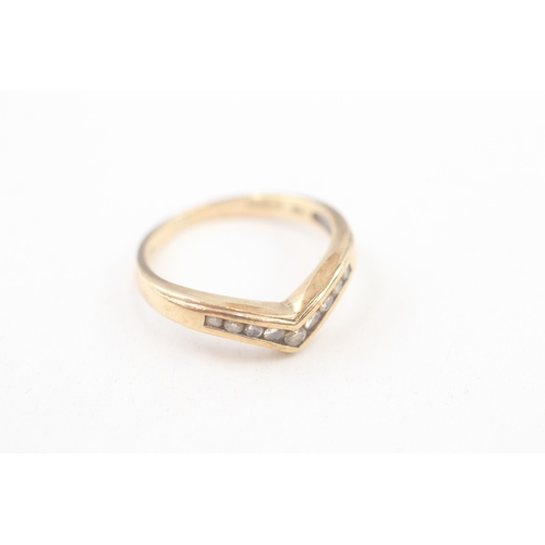 83 - 9ct gold diamond chevron ring (2.3g) Size  K