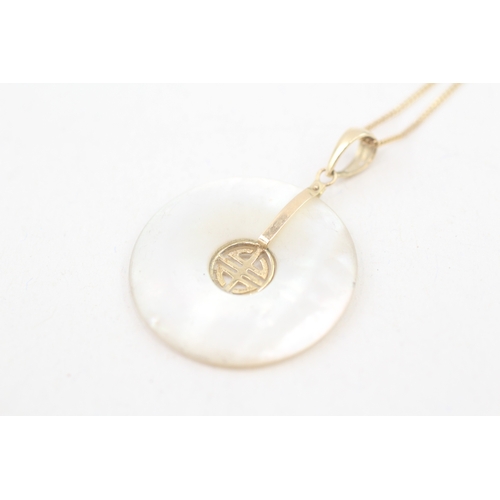 85 - 14ct gold mother of pearl pendant with 14ct gold chain (3.7g)