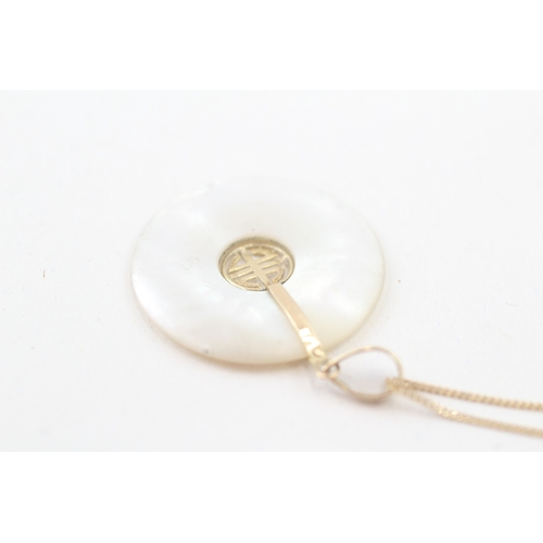 85 - 14ct gold mother of pearl pendant with 14ct gold chain (3.7g)