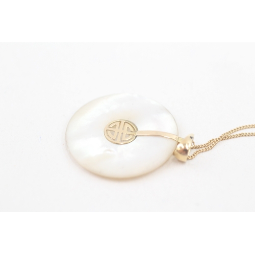 85 - 14ct gold mother of pearl pendant with 14ct gold chain (3.7g)