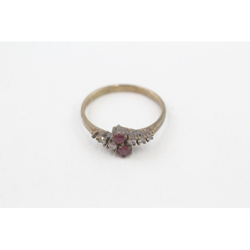 91 - 8ct gold vintage ruby and cubic zirconia cross over dress ring (1.6g) Size  O