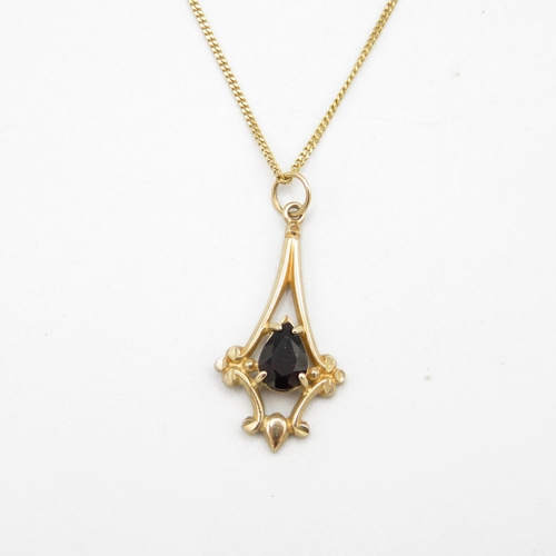 224 - 9ct gold garnet pendant necklace (2.8g)