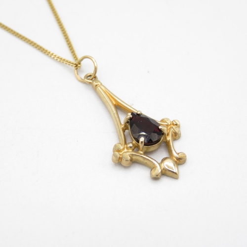 224 - 9ct gold garnet pendant necklace (2.8g)