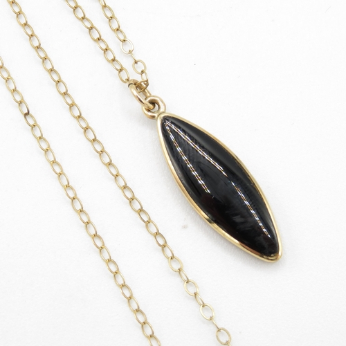 231 - 9ct gold onyx pendant and chain 2.2g