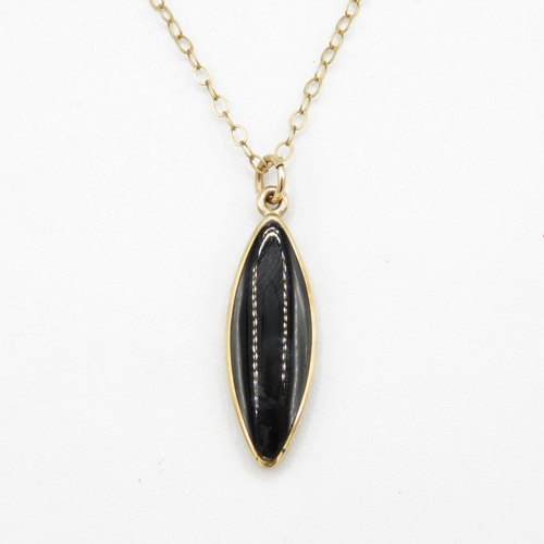 231 - 9ct gold onyx pendant and chain 2.2g