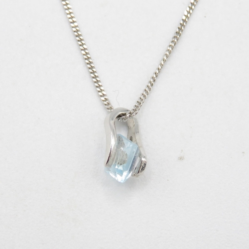 238 - 9ct gold blue topaz necklace 1.8g