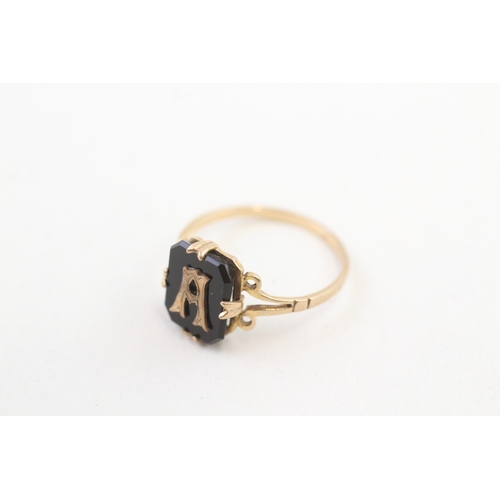 20 - 9ct gold vintage black onyx initial 'A' dress ring (1.5g) Size  M