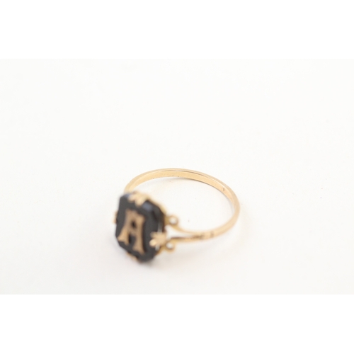 20 - 9ct gold vintage black onyx initial 'A' dress ring (1.5g) Size  M