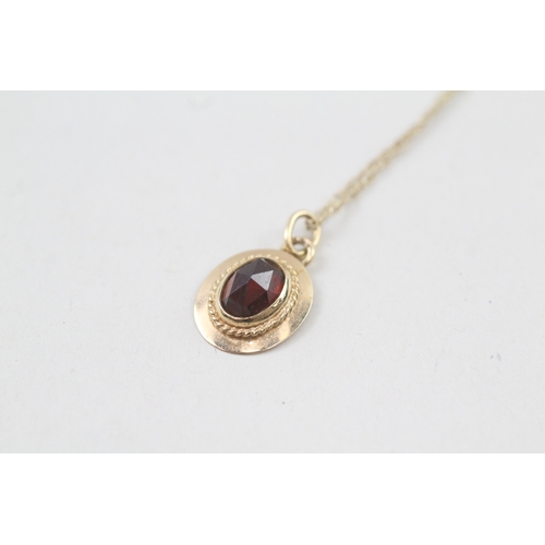 26 - 9ct gold garnet pendant necklace (1.6g)