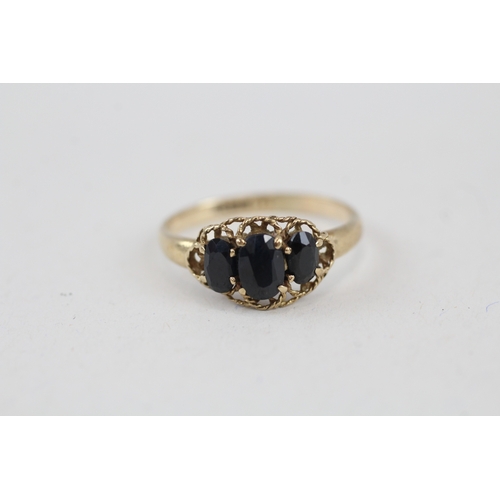 37 - 9ct gold vintage oval cut sapphire three stone ring (1.7g) Size  N