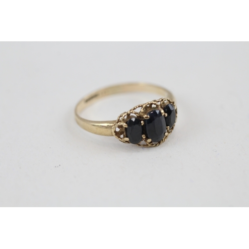 37 - 9ct gold vintage oval cut sapphire three stone ring (1.7g) Size  N