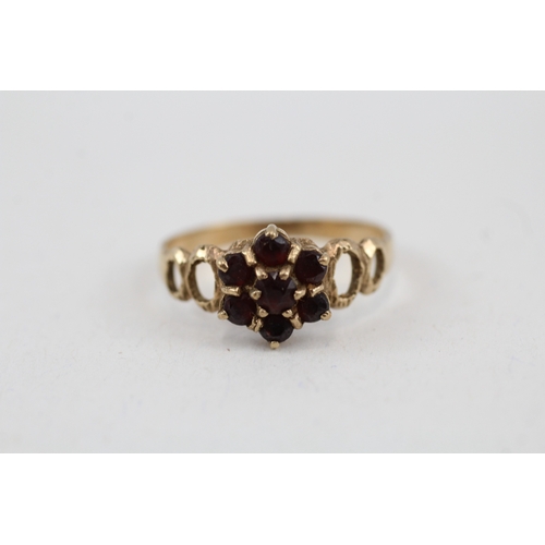 39 - 9ct gold vintage garnet cluster ring (2.1g) Size  P